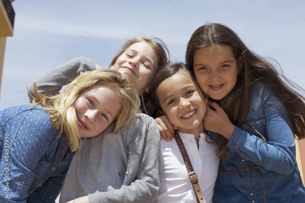 Amiguitas sonriendo