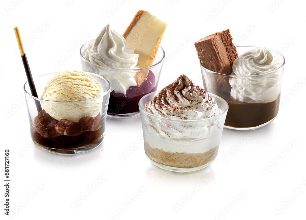 Postres de helado en capas con bizcocho. Layered ice cream desserts with sponge cake.