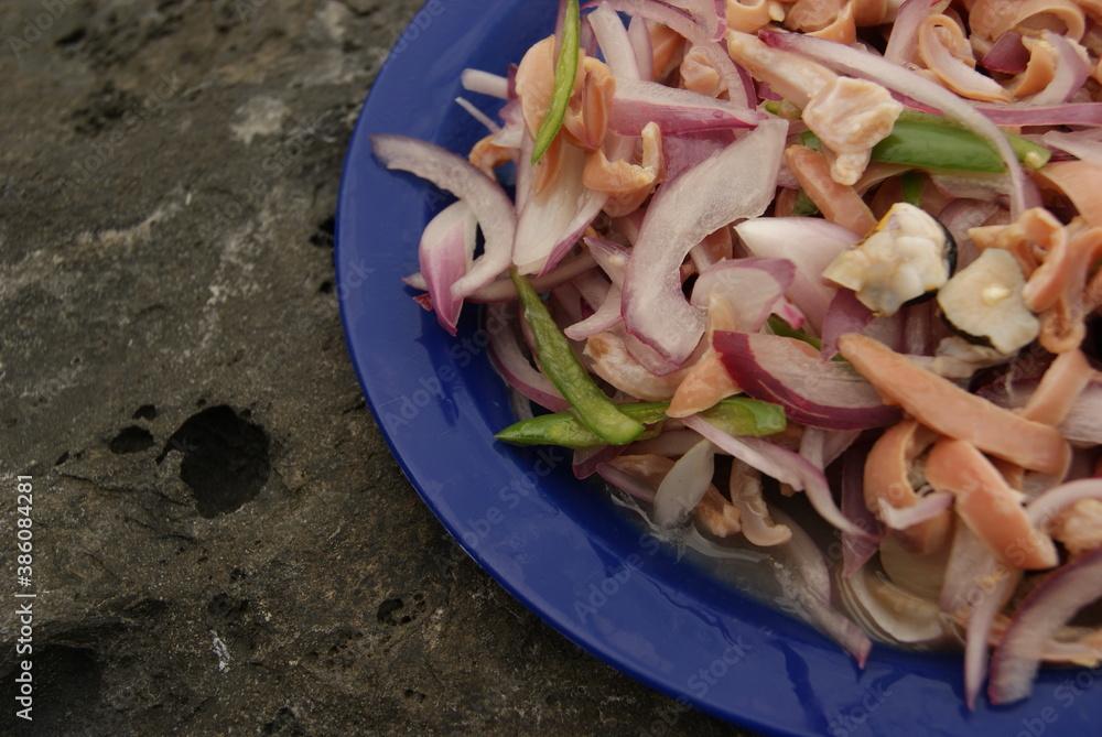 cucaracha de mar,  molusco, chitón tuberculatus, cochinillas de mar, comida costeña, quitones, cucarachas de mar preparadas con cebolla 
