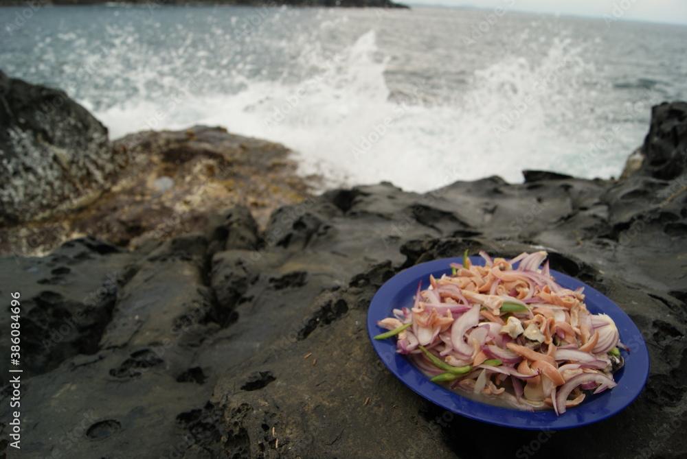 cucaracha de mar,  molusco, chitón tuberculatus, cochinillas de mar, comida costeña, quitones, cucarachas de mar preparadas con cebolla 
